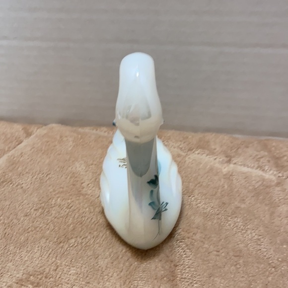 Fenton 5th anniversary white opalescent hand painted and signed glass swan - Picture 3 of 9